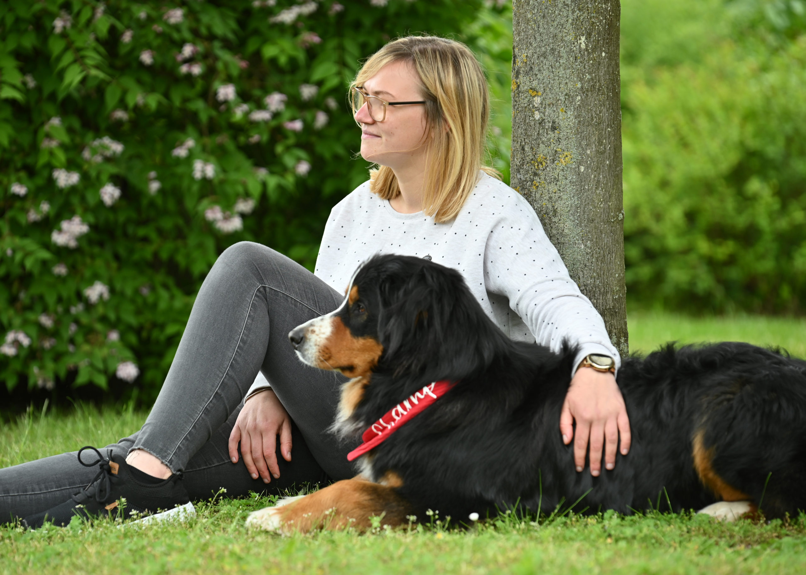 Franziska Heitland mit Therapiehund Champ